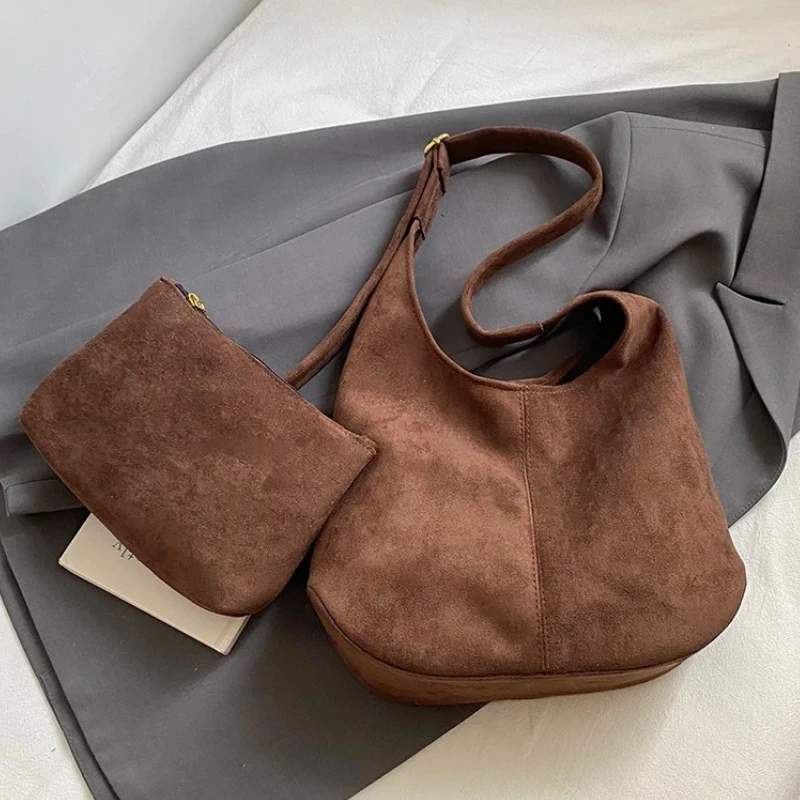 Large capacity women's leather shoulder bag with hobo design