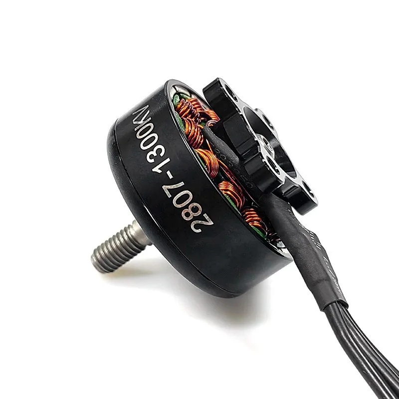 Moteur brushless HOBBYWING Xrotor 2807 1300KV 4-6S pour drone FPV, détail du support de fixation et des vis.