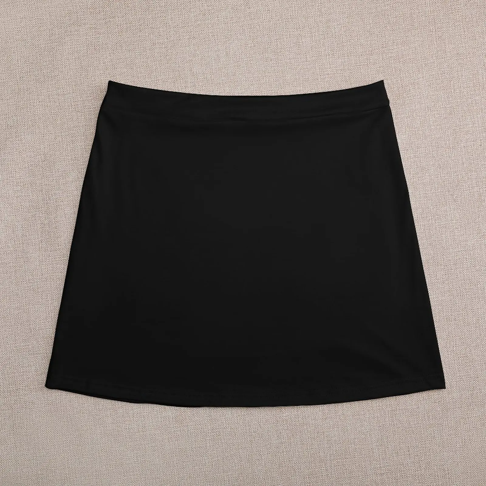 Рисунок 4 - Однотонная черная мини-юбка с декоративным акцентом