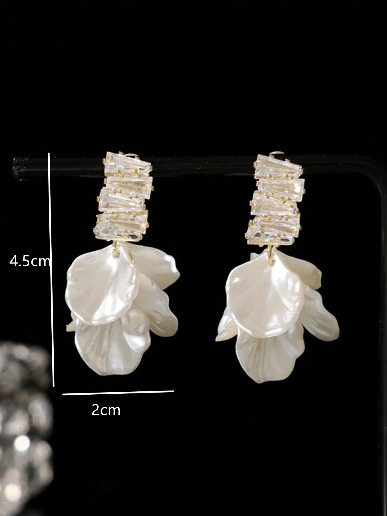 1pair French Style White Petal Shaped Drop Earrings