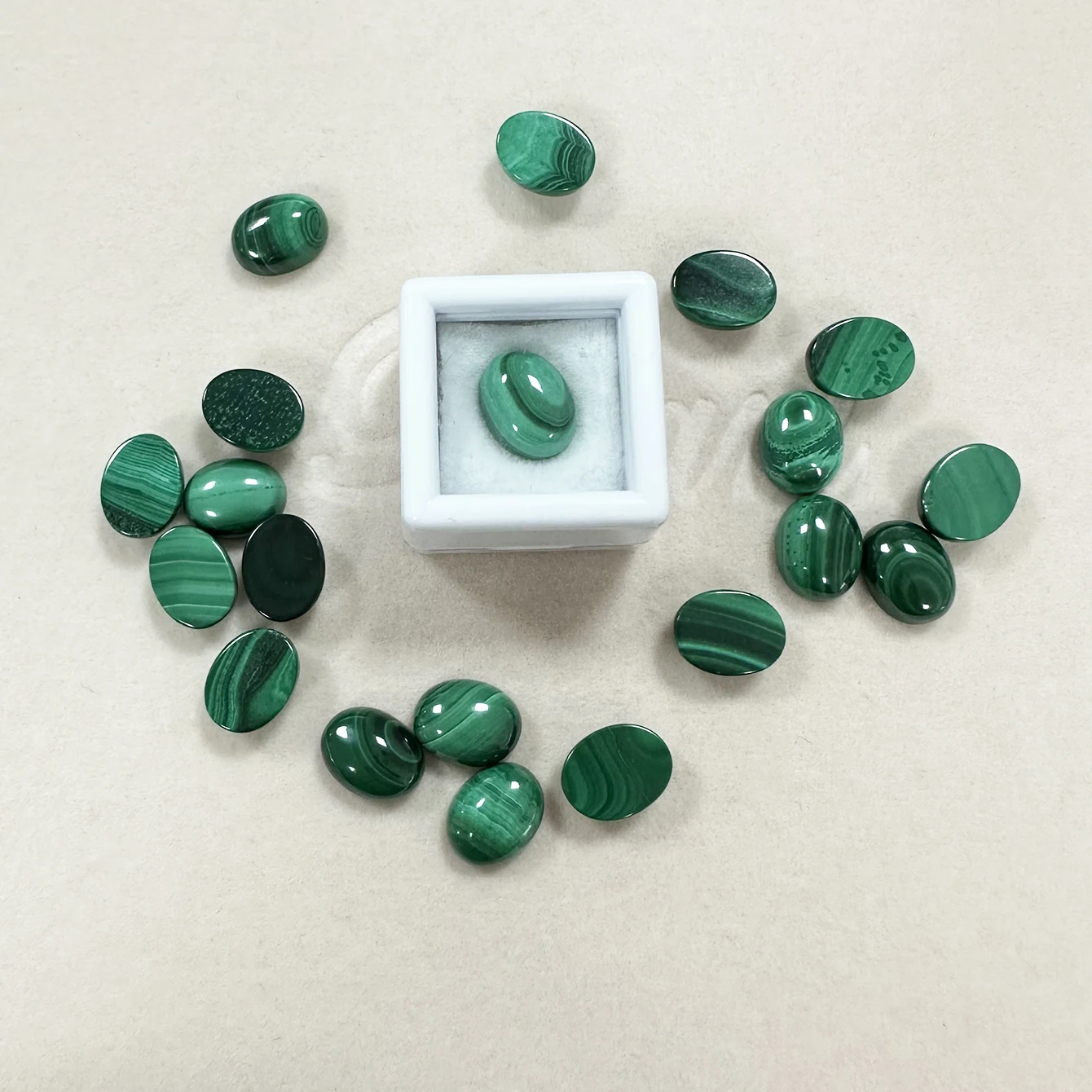 Factory Bohemian Malachite Oval Cabochon Vivid Green Natural Gemstone For Ring Earring Necklace Healing Jewelry Making