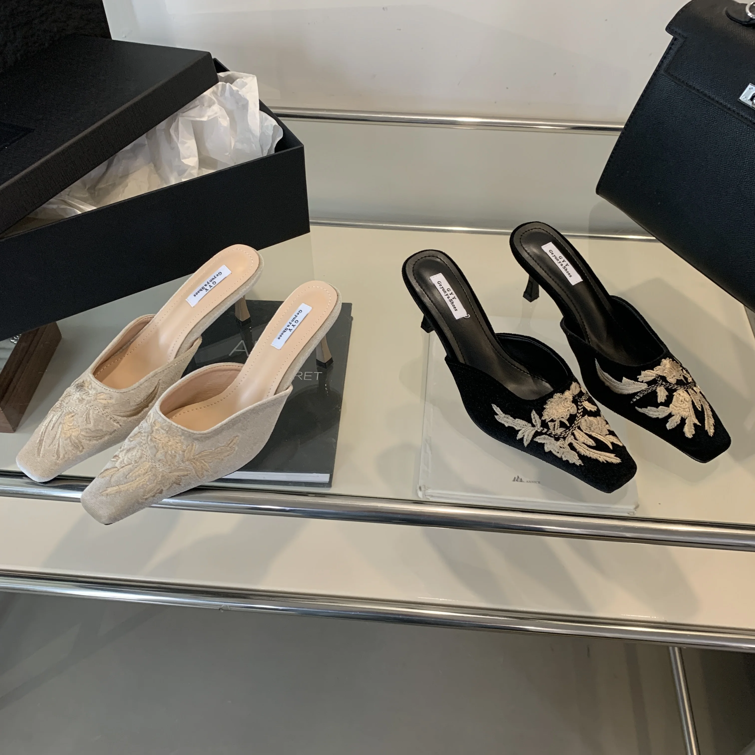 

Шлепанцы женские из флока, на тонком каблуке, с цветочной вышивкой