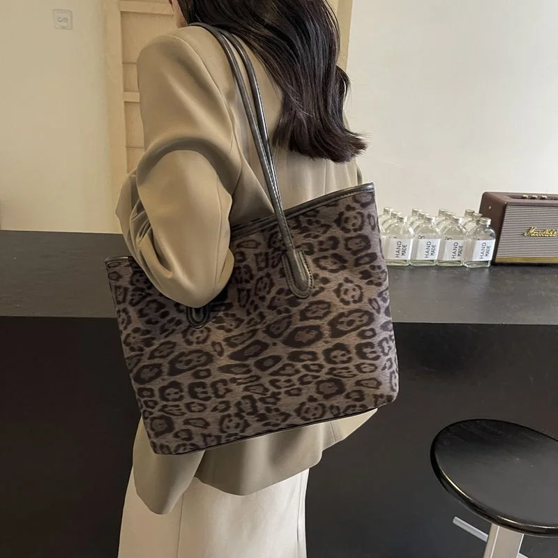 New Retro Leopard Print Tote Bag Large Capacity Casual Versatile Commuter Shoulder Bag Autumn Winter New Style Bucket Bag