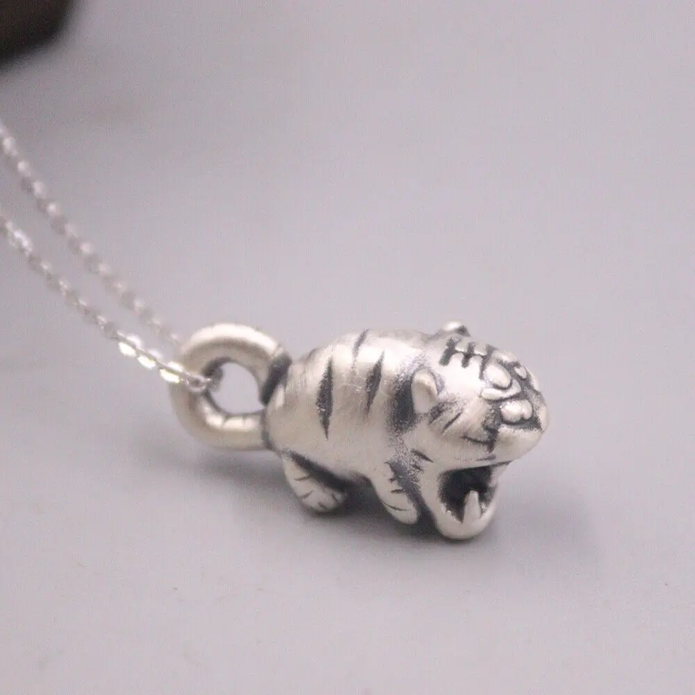 

Подлинная искусственная Серебряная милая маленькая подвеска в виде тигра 0,90 дюйма H штампованная S925