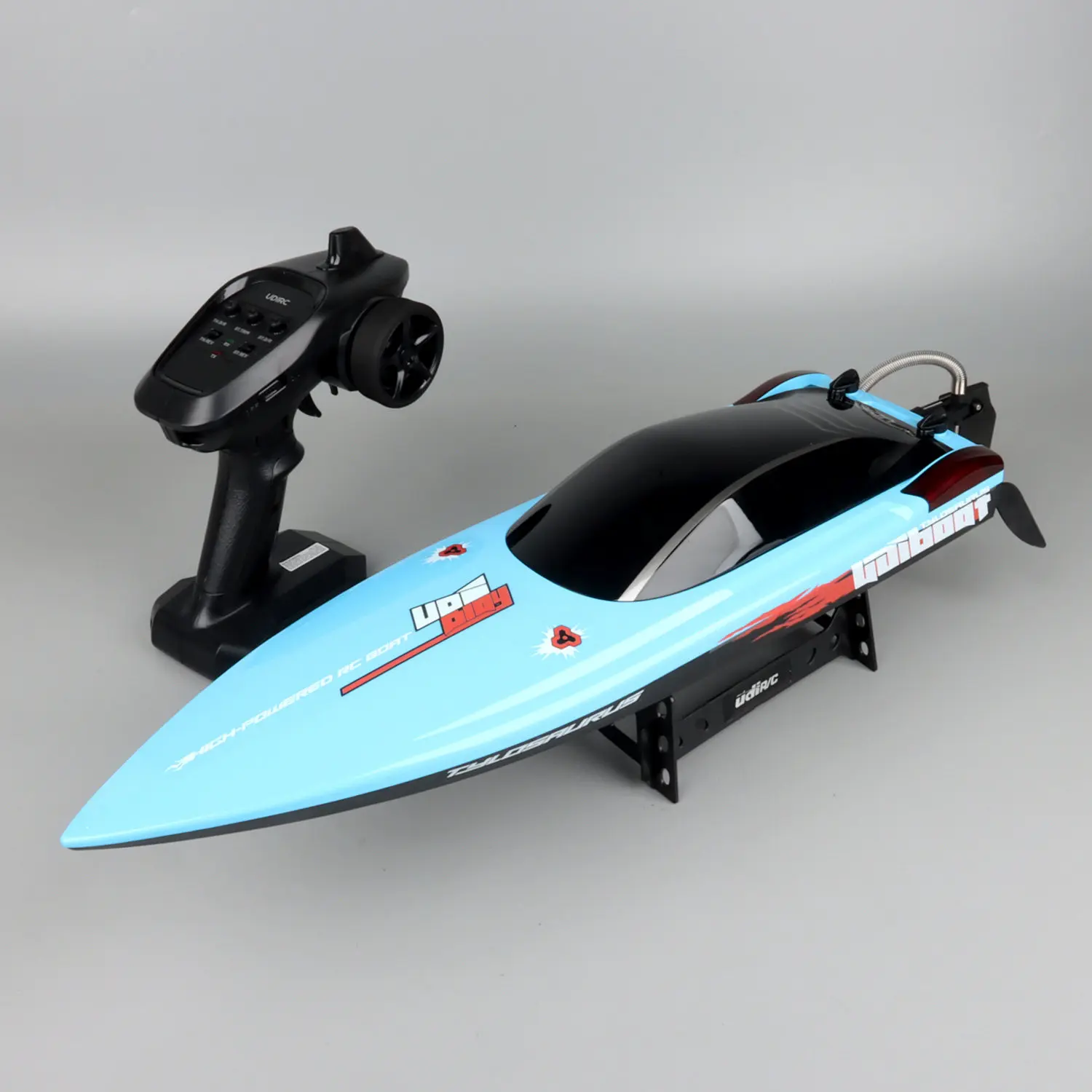 Bateau RC UDI025 Blanc en virage serré, maniabilité et précision pour passionnés.