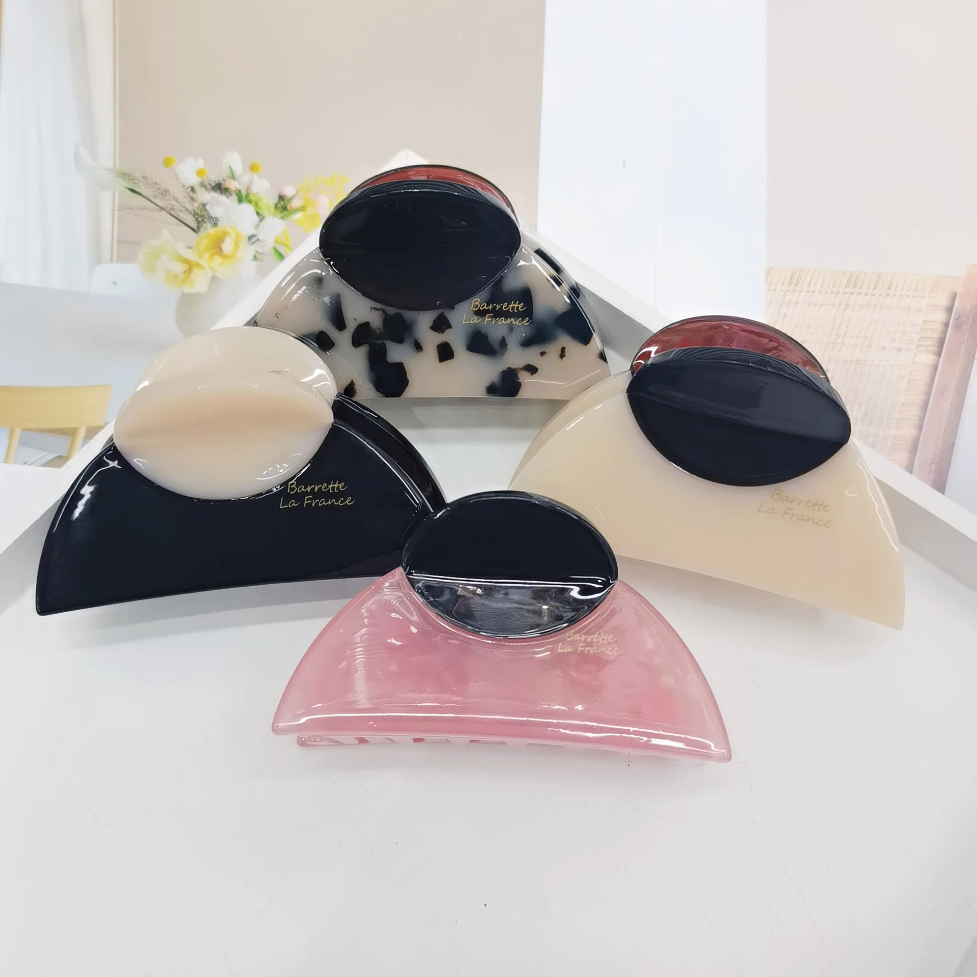 Elegant vintage French hair clip in two colors with a marble design made of wood grains, perfect for casual everyday outfits and cute hair claws.