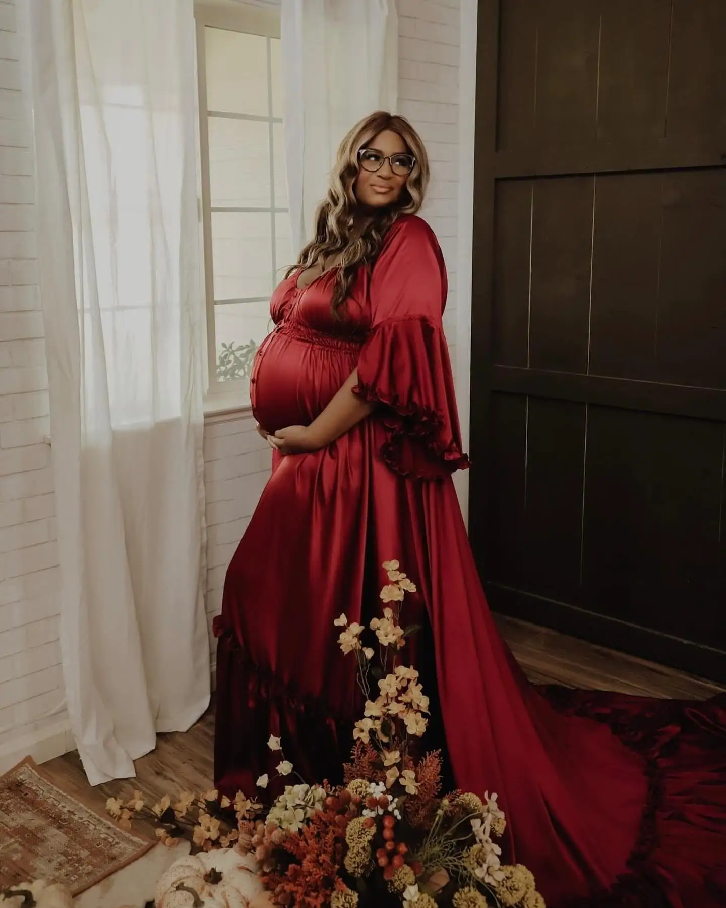 

Burgundy A Line Maternity Gowns for Pregnant Women Ruffles Long Sleeves Nightrobes Sexy Sweep Train Evening Babyshower Gowns