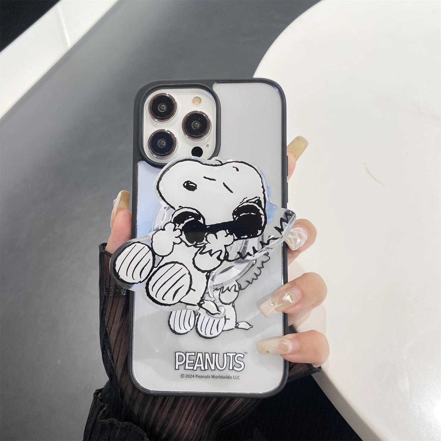 thumbnail image 1 of Bonita funda de teléfono transparente con carga inalámbrica Magsafe con dibujos animados de Snoopy y Charlie Brown para iPhone 15, 14, 13, 12, 16 Pro Max, soporte magnético, 1 of 5