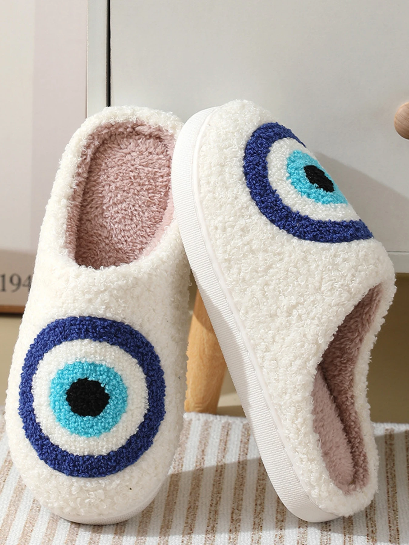 Zapatillas de piel esponjosa con ojos azules para mujer, zapatos cálidos de felpa de algodón con punta cerrada, suaves para el hogar, invierno, 2023