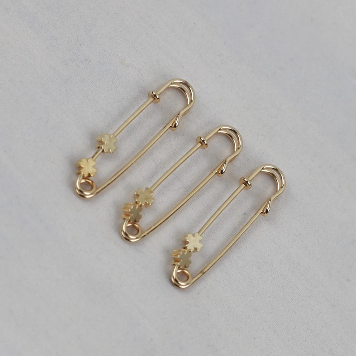 3Pcs Women's Clothing Brooches Lapel Pins Tightening Waist Clip Skirt