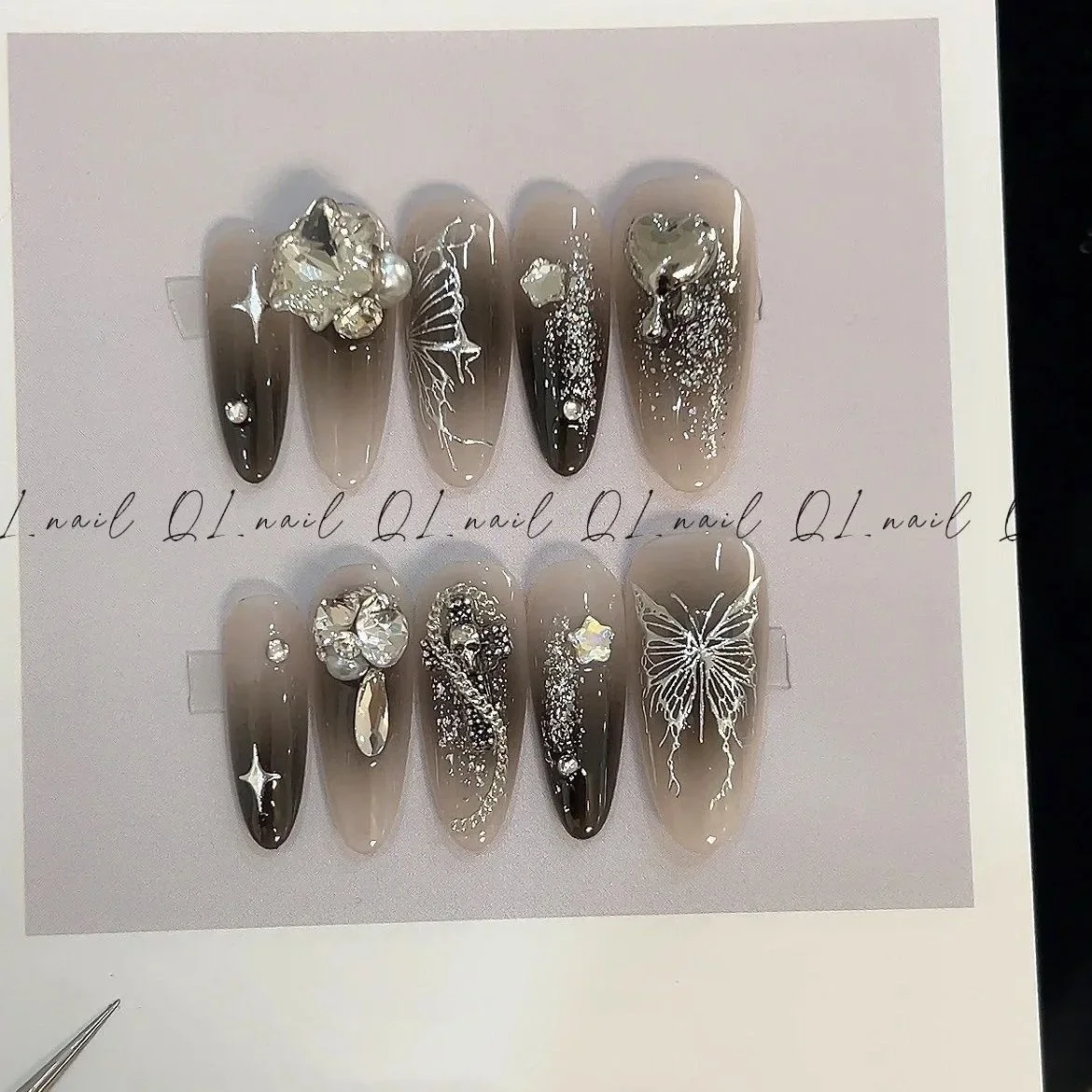 

Hand-Worn Armor Flash Brick Black Blooming Butterfly Nail Sticker