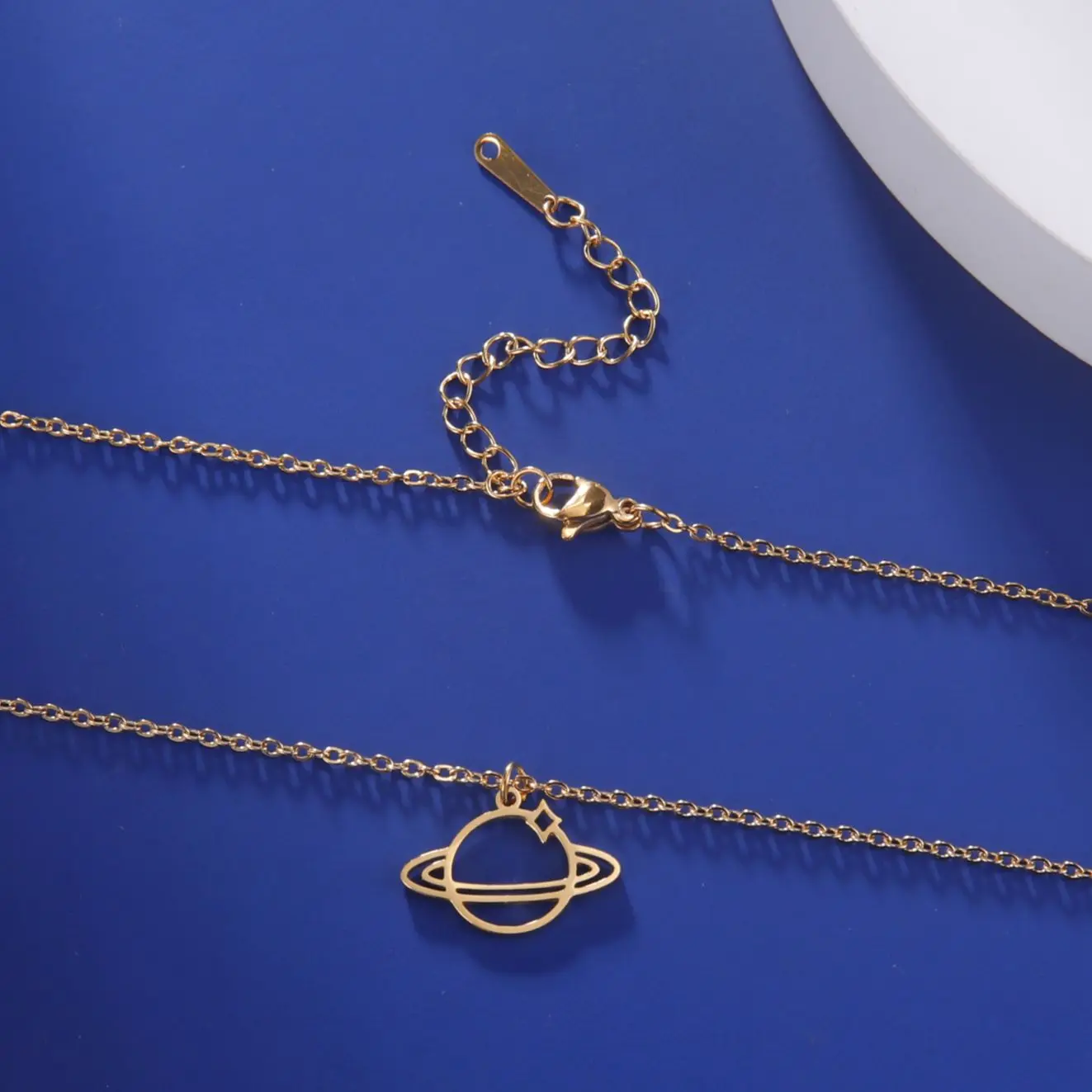 Collana con stella e ciondolo Saturno in oro