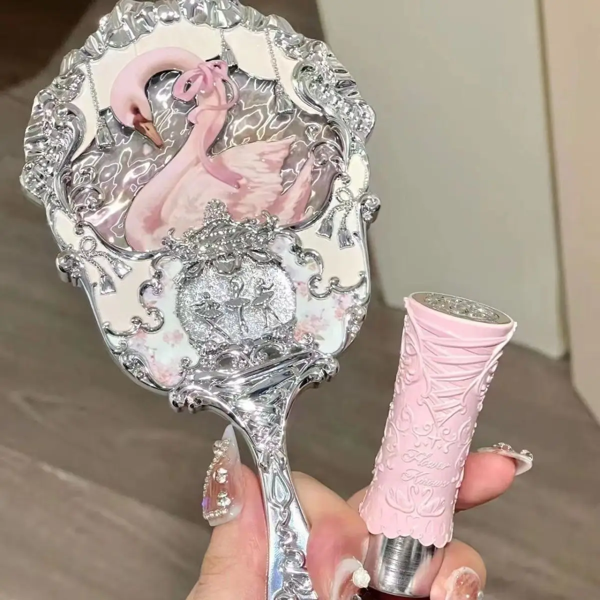 

Портативное зеркало для макияжа с изображением лебедя