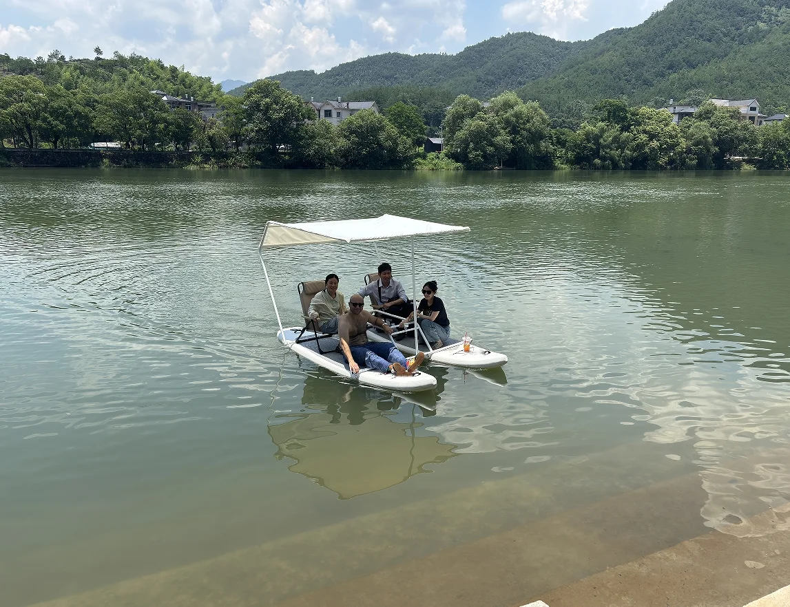 Bateau télécommandé rapide 1303,99€ soulevant des gerbes d'eau lors d'un virage serré