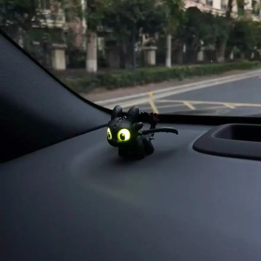 이빨없는 자동차 장식 날개가 움직일 수 있고, 안경이 빛날 것입니다. 생일 선물용 장식품 걸이형 장식품.