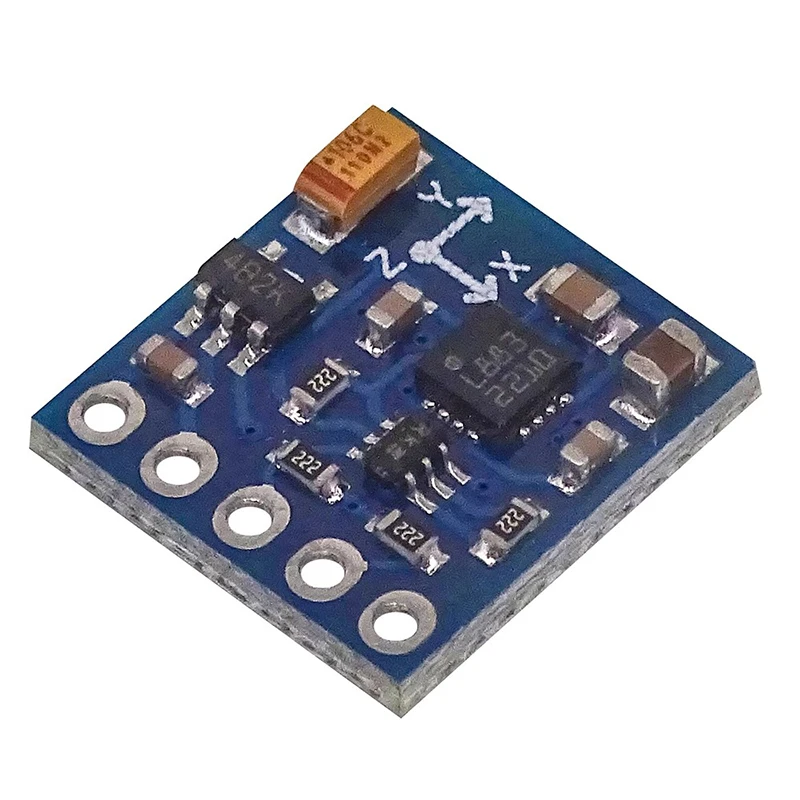 Module boussole magnétique GY-271 QMC5883L 3 axes utilisé dans un projet Arduino, avec le code affiché sur un écran d'ordinateur.