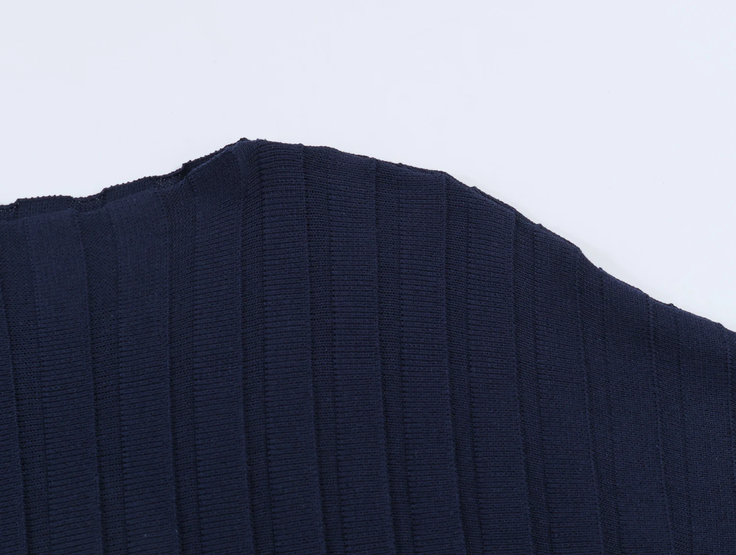 Europäischer und Amerikanischer Frühjahr 2026 Neuer Damenmode-Stil Schlankmachendes Kurzarm-Rippstrick-Kurzkleid – Detail 8