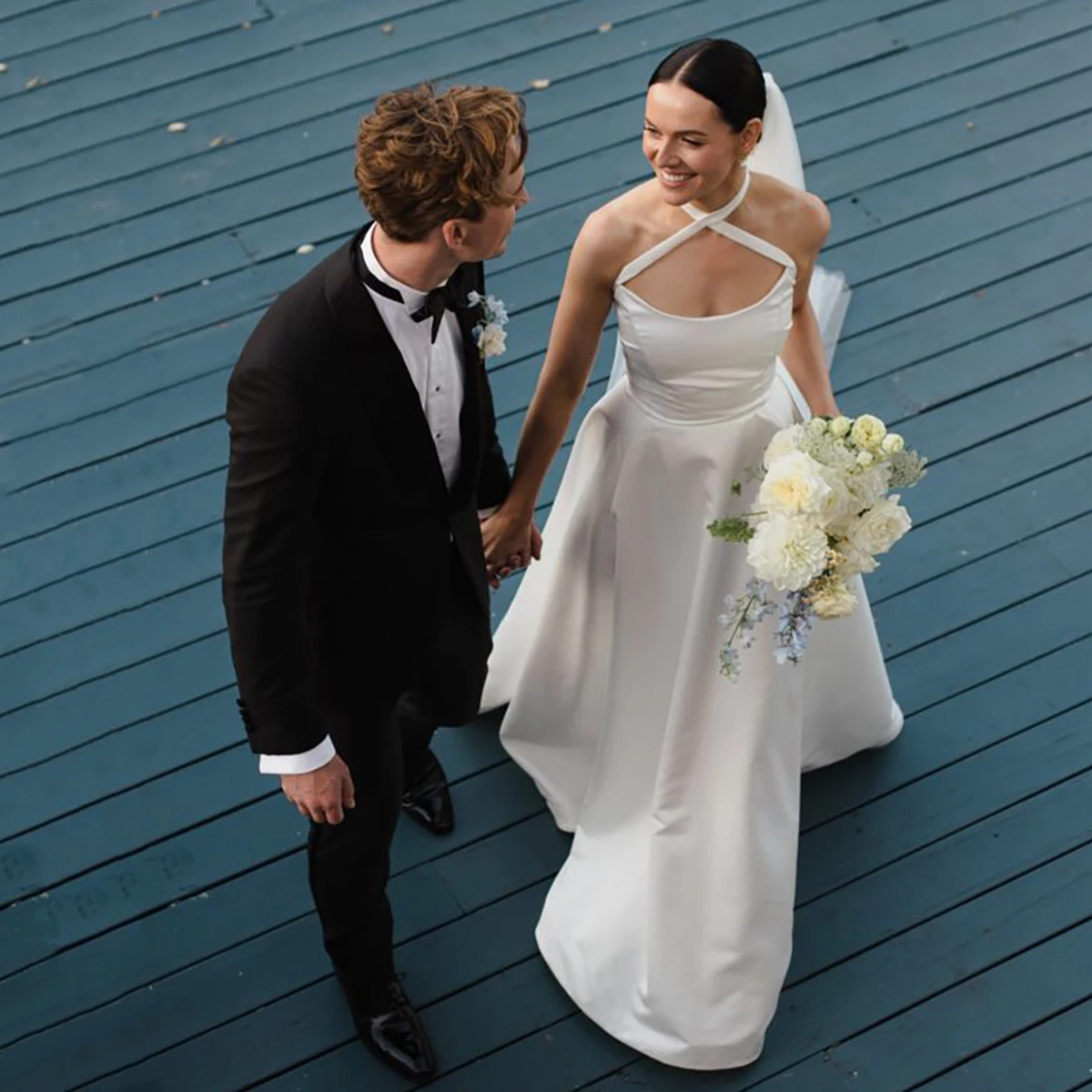 

Классическое атласное платье с лямкой на шее, Элегантное свадебное платье с открытой спиной, выполненное на заказ, открытое простое Драпировочное платье с перекрестной шнуровкой, свадебные платья с низким вырезом