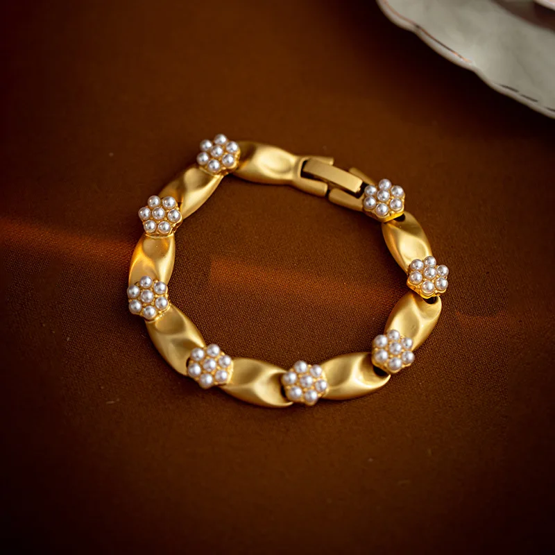 Light luxury medieval vintage court style golden imitation pearl bracelet for women