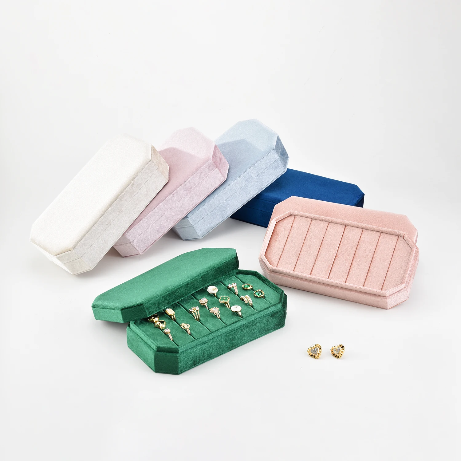 Рисунок 2 - Бархатный держатель для колец с крышкой