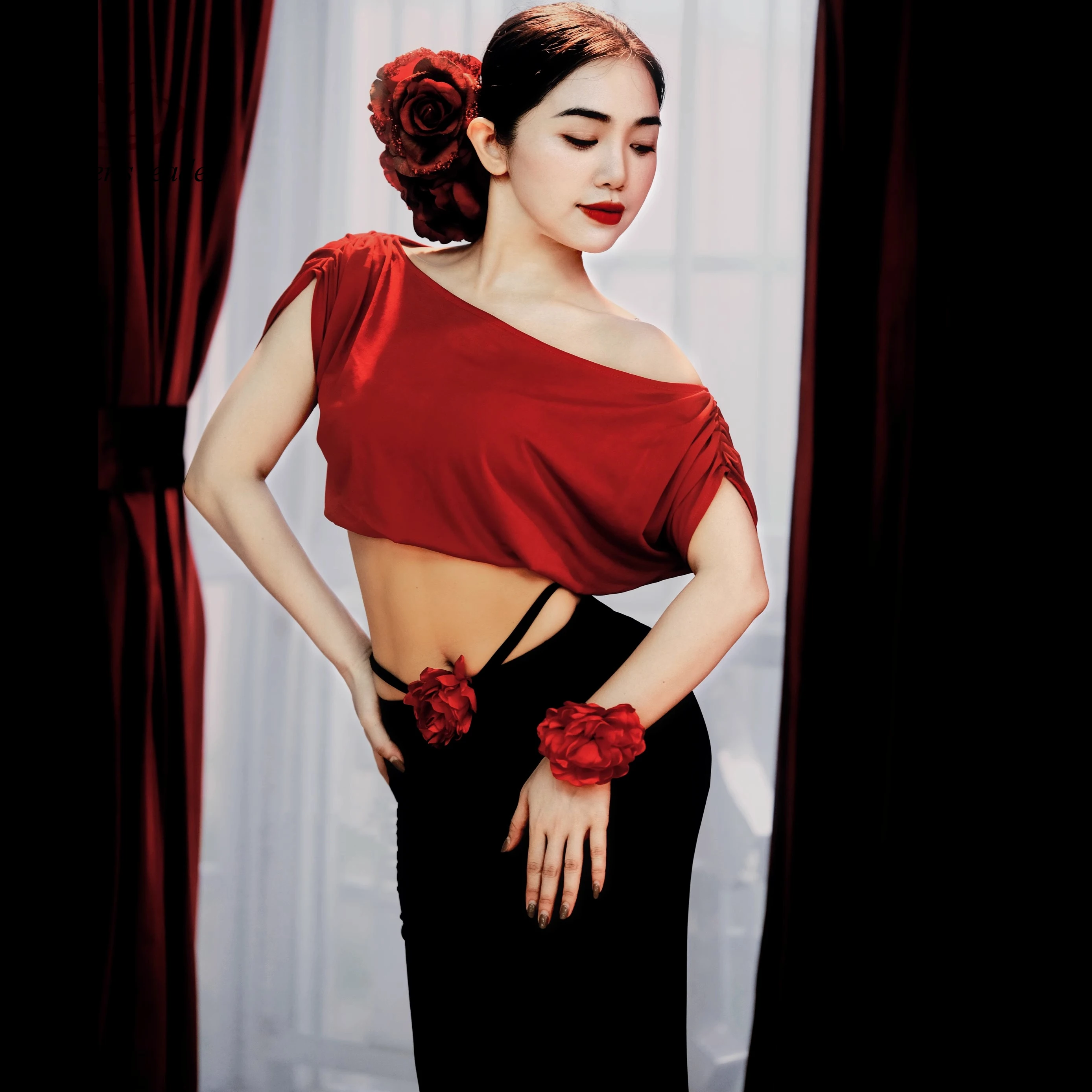 

Женский костюм для танца живота, красное, черное платье для тренировок с цветочным рисунком на плечах