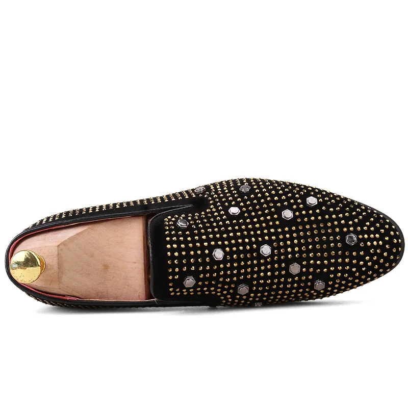 QUAOAR Man Spikes Flat Shoes Rhinestone Designer Men Loafer Dress Shoes Men Casual Diamond Pointed Toe Hombre