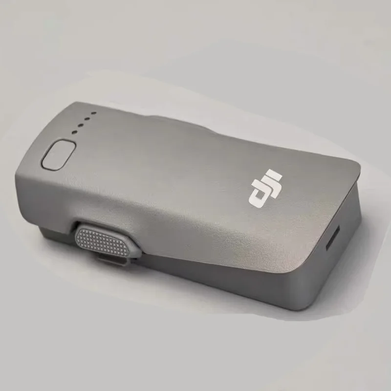 Deux batteries DJI pour drone côte à côte, prêtes à l'emploi. Achetez votre batterie DJI pour drone : lot de 1, 2 ou 3 batteries.