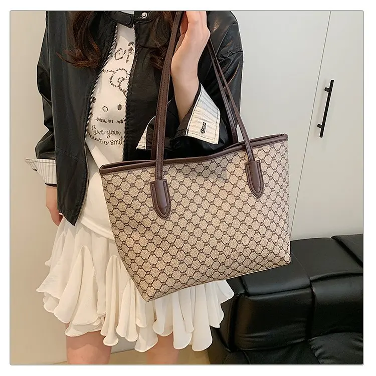 Spacious Women's Tote Bag - Trendy Single Shoulder Design