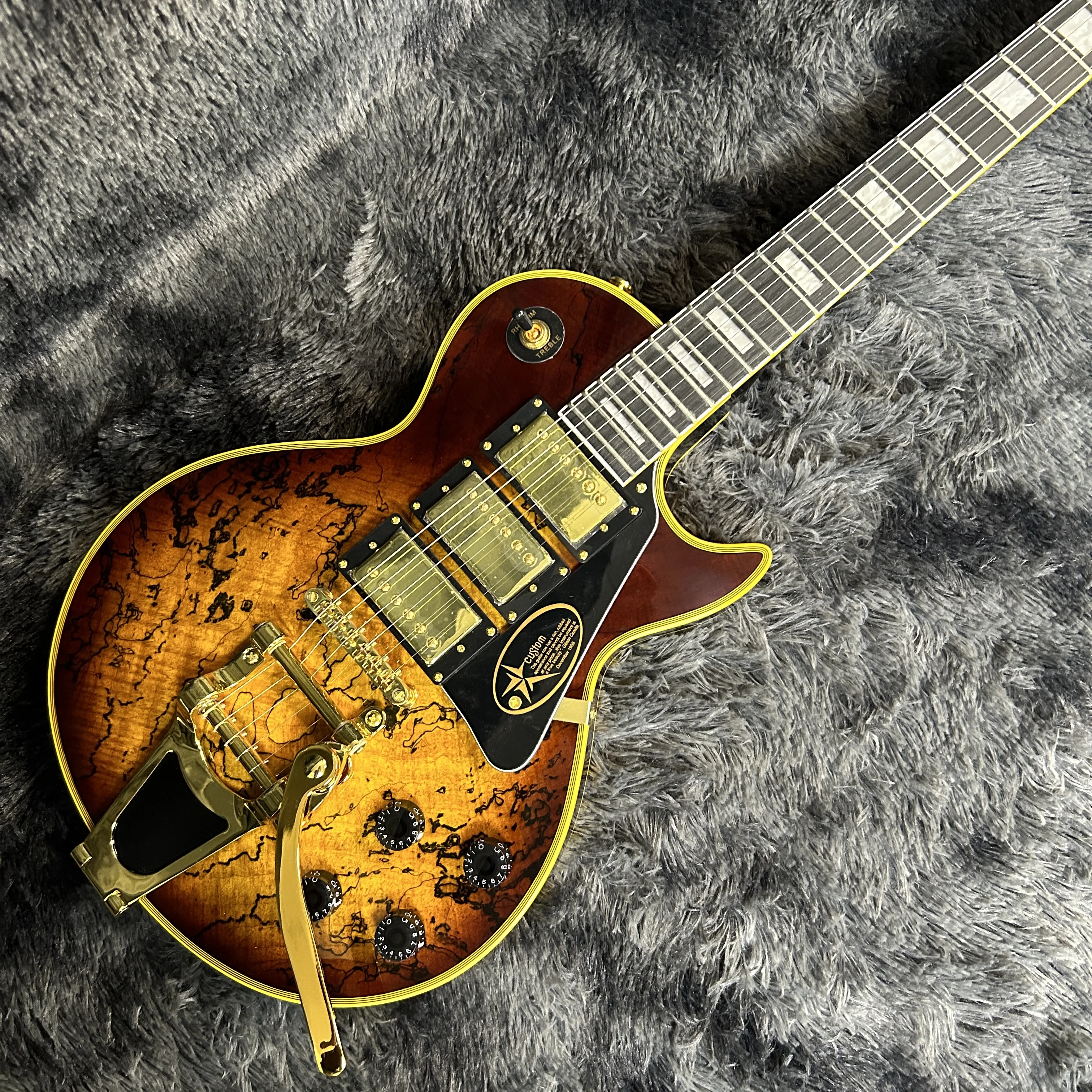 

Электрогитара под заказ, корпус из красного дерева, винтажный цвет Sunburst, топ из потертого клена, система Bigsby Tremolo, Бесплатная доставка гитара