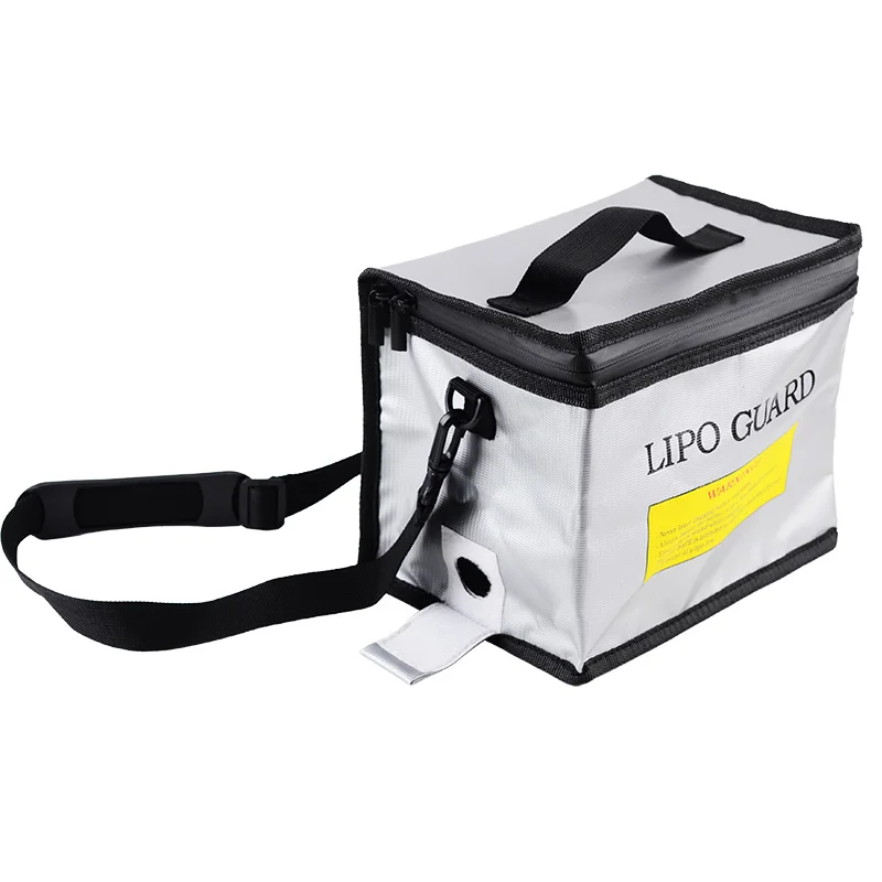 Vue de l'intérieur du sac ignifuge montrant des batteries LiPo rangées dans des pochettes individuelles résistantes au feu.