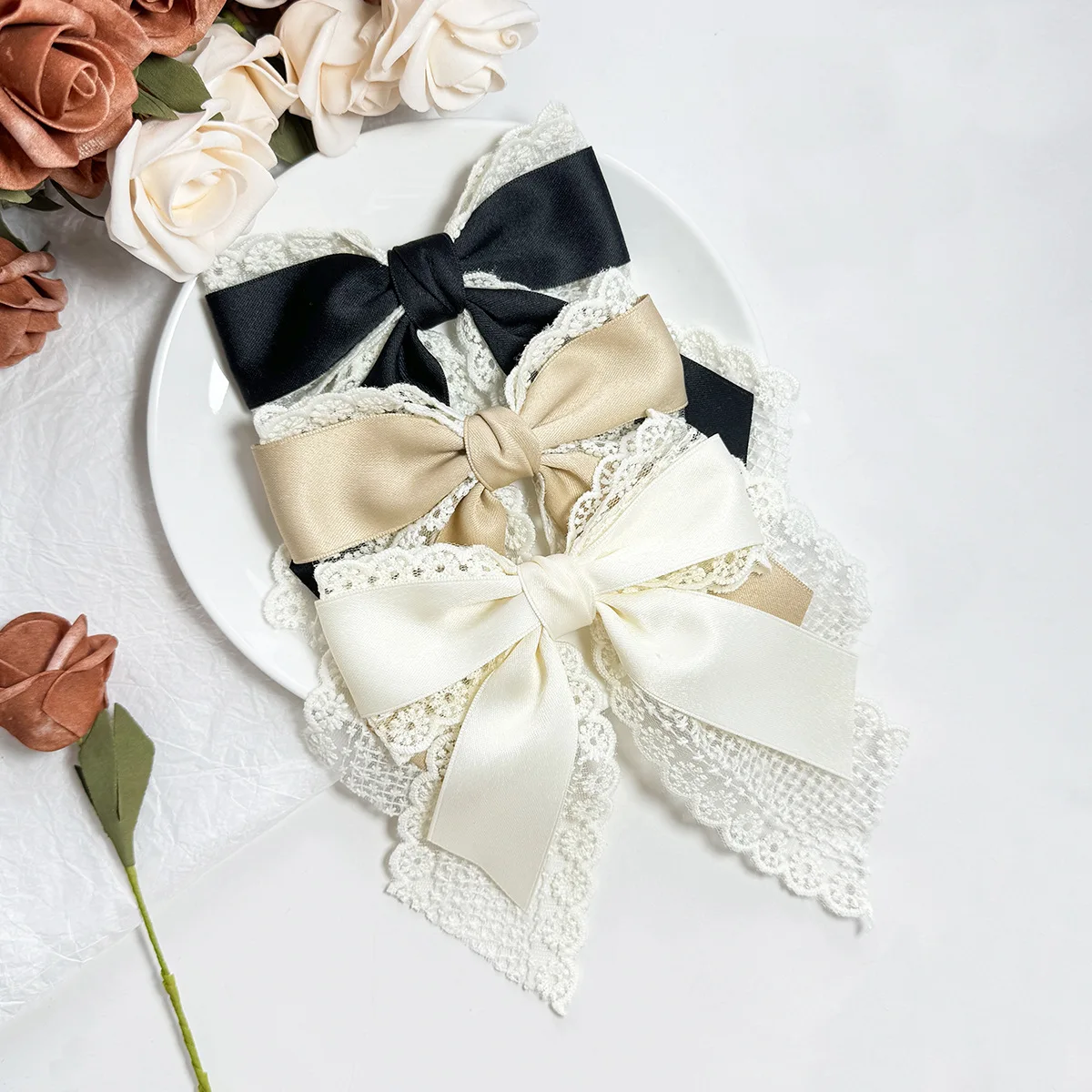 Fermaglio per capelli con fiocco in pizzo, elegante accessorio per capelli da donna, fermacoda per uso quotidiano, feste o regalo - immagine 2
