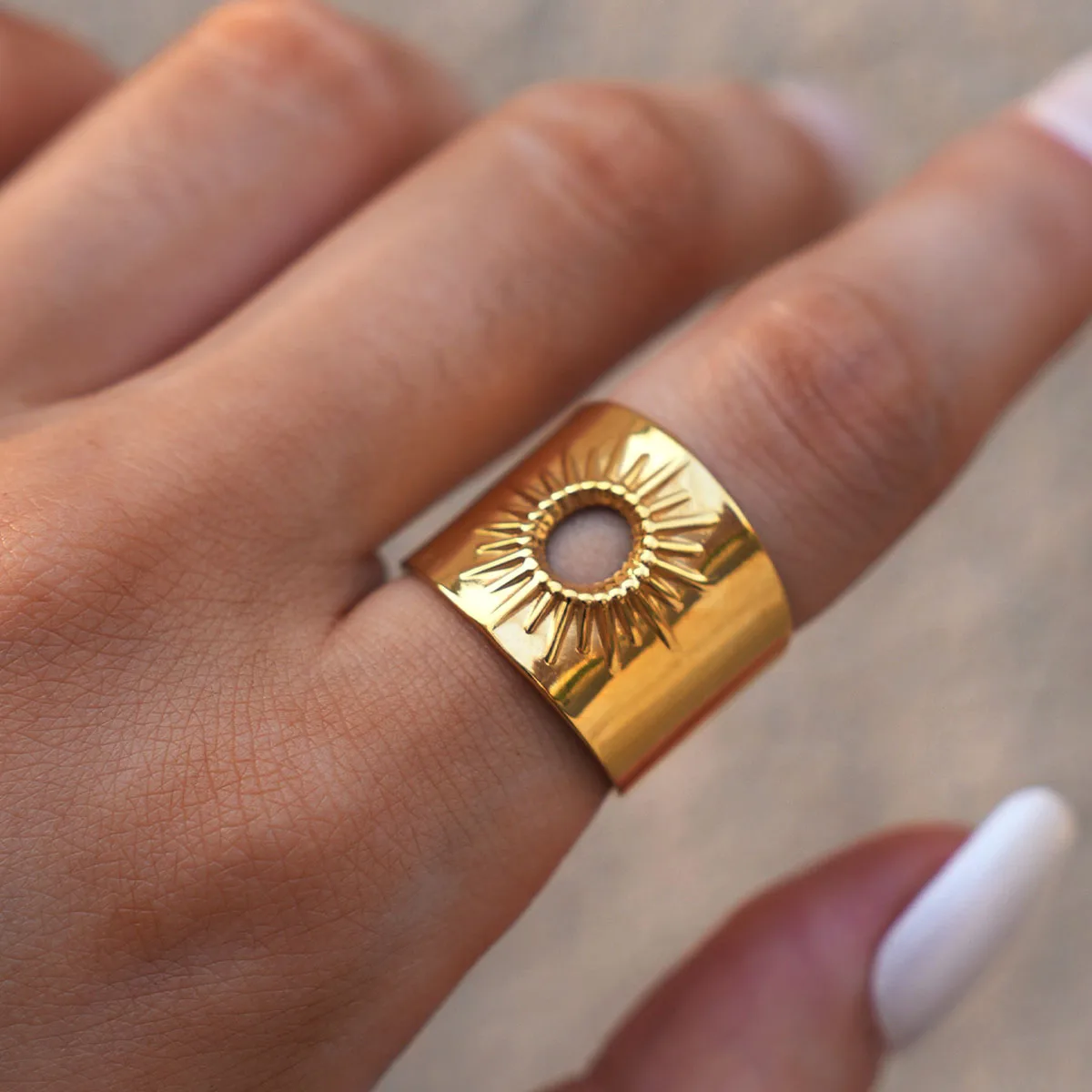 Exquisite hohle Sonnen-Design-Edelstahlringe, 18 Karat vergoldet, wasserdicht, hochwertiger Damenschmuck für den täglichen Gebrauch im Urlaub