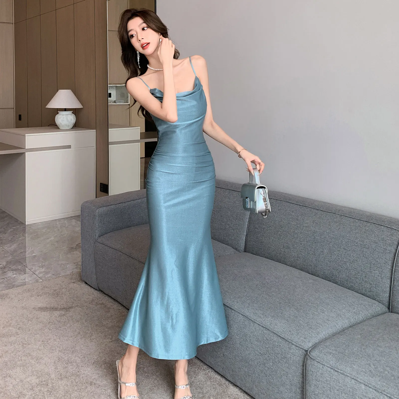 女性ブルー明るいシルクサテン高級スリングロングドレス夏