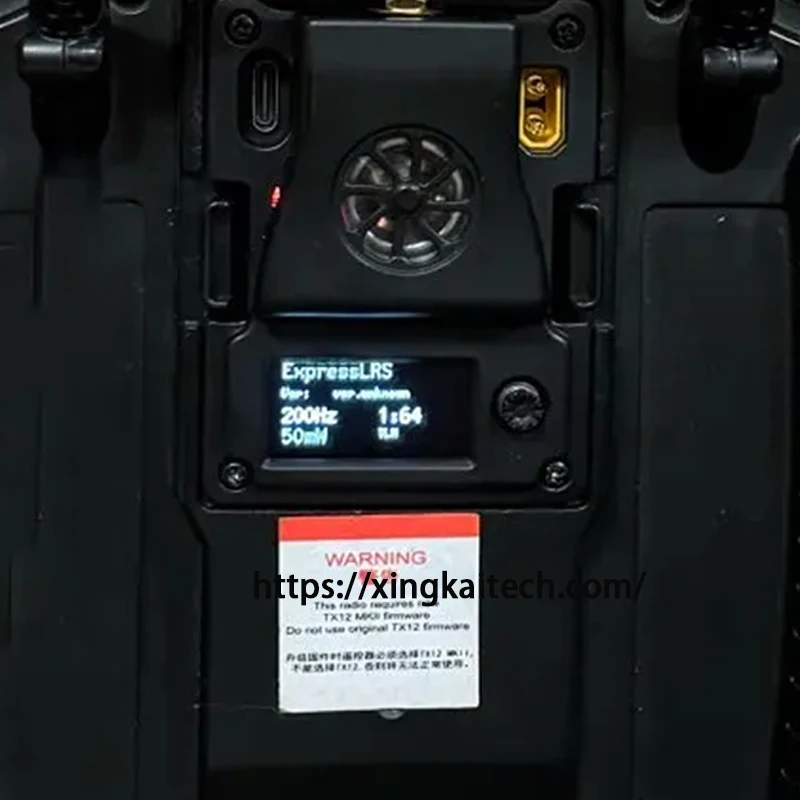 Gros plan sur l'antenne et le connecteur SMA du module émetteur-récepteur ELRS 433/500/750/915 MHz pour drone FPV.