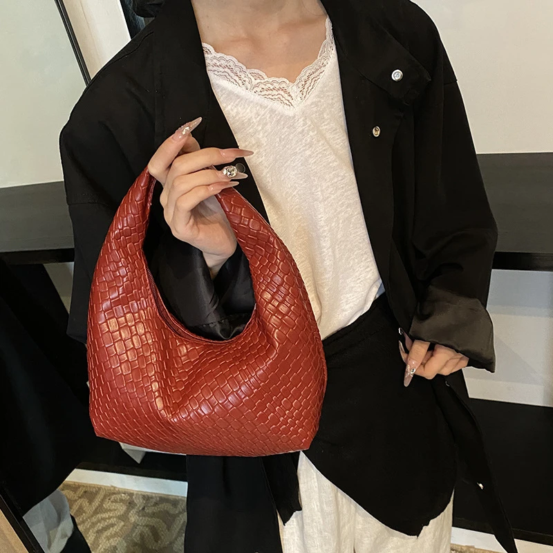 Fashion Trendy Woven Commuting Minimalist Tote Shoulder Bag Niche Design Underarm Shoulder Bag Large Capacity Shoulder Bag 2024