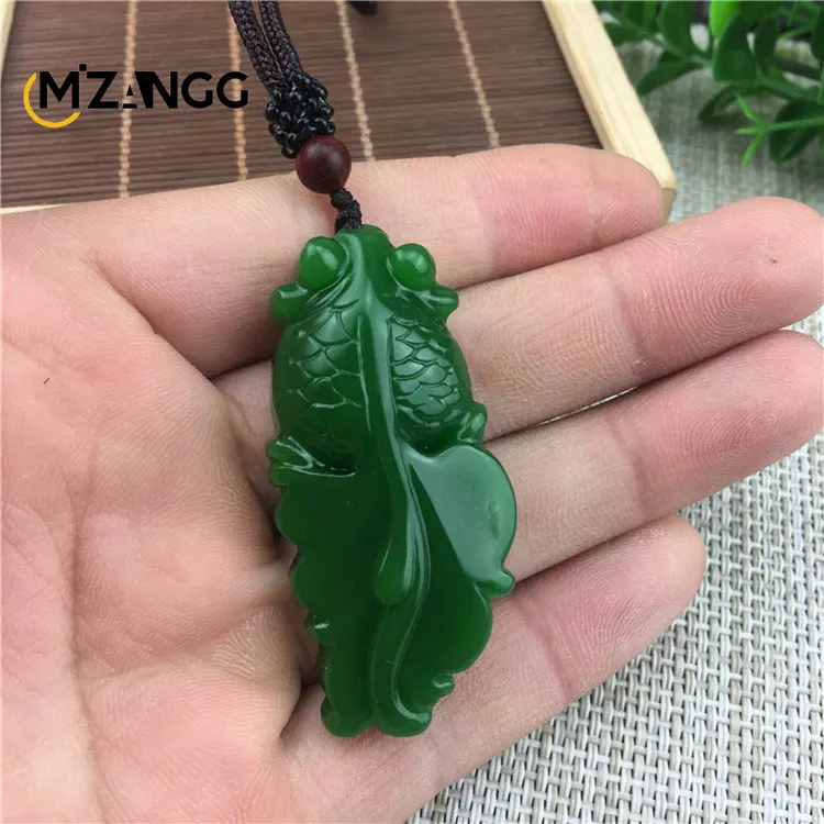 翡翠　福　彫刻　魚　フィッシュ デザイン ペンダントトップ　中国　古玩 名作 ヴィンテージの両面彫刻の魚の中国翡翠ペンダント!!! 日本