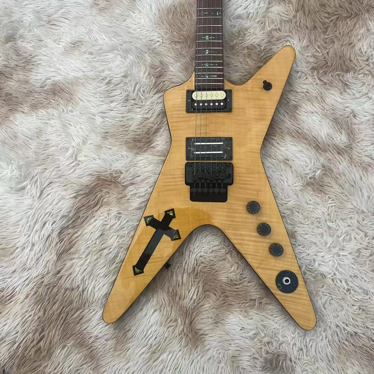 

One piece Electric guitar, transparent light brown zither, high gloss, rose wood fingerboard, vibrato string plate, black access