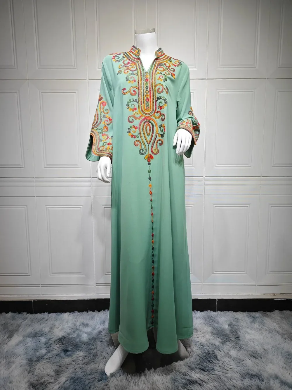 جلابية بيضاء بتطريز ملون تراثي