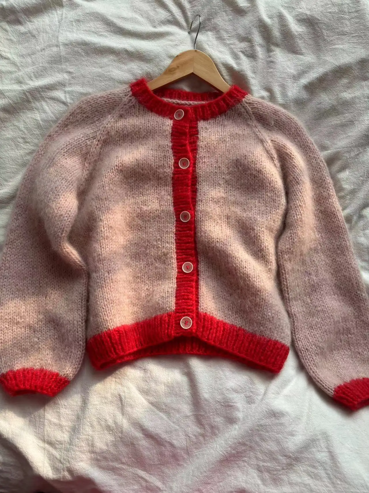 

Gentle and feminine color contrast powder combined with bright red mohair sweater jacket, long sleeved sweater, hand woven top