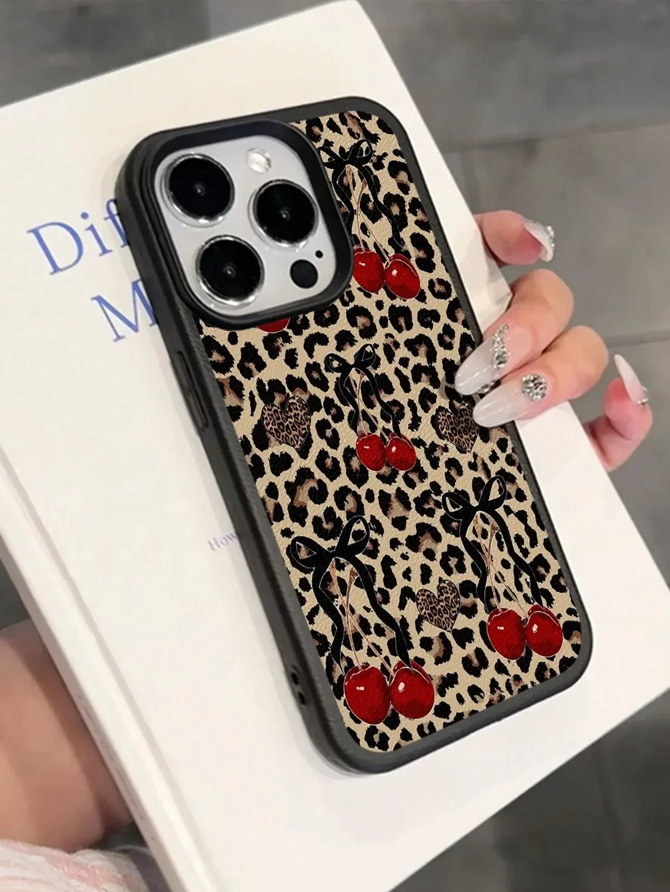 Leopardenmuster-Kirschblüten-Handyhülle mit Lychee-Textur und Fallschutz, geeignet für iPhone 17, 16, 15, Plus, Pro, Max Serien – ideal als Geschenk – Detail 4