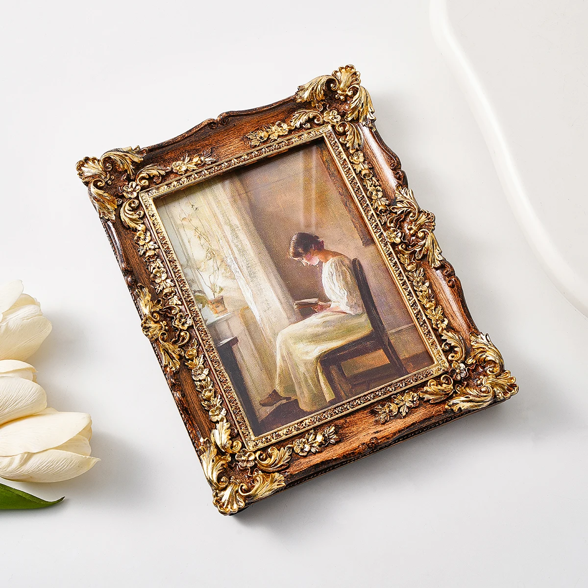 1PC, a photo display frame made of European retro resin with a three-dimensional patterned frame