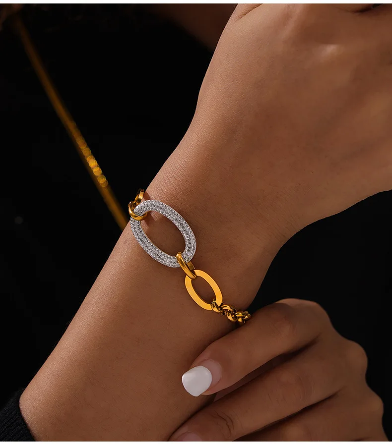Luxuriöses Strass-Rundanhänger-Halsketten-Set mit Vergoldetem Edelstahl-Armband für Damen als Hochzeits-Accessoires – Detail 5