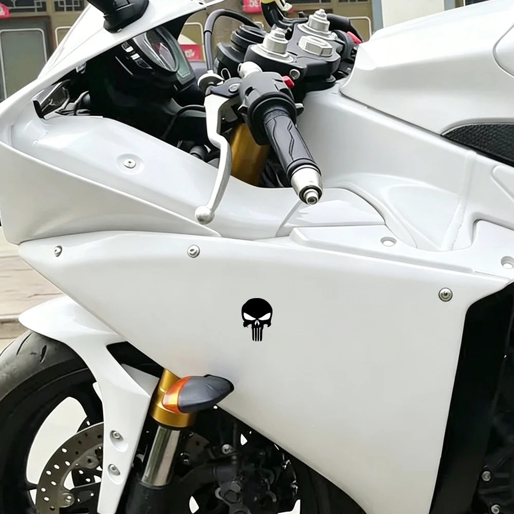 1pc 해골 머리 모터사이클 야광 스티커 방수 모토 헬멧 장식 오토바이 연료 탱크 사이드 페어링 데칼 액세서리