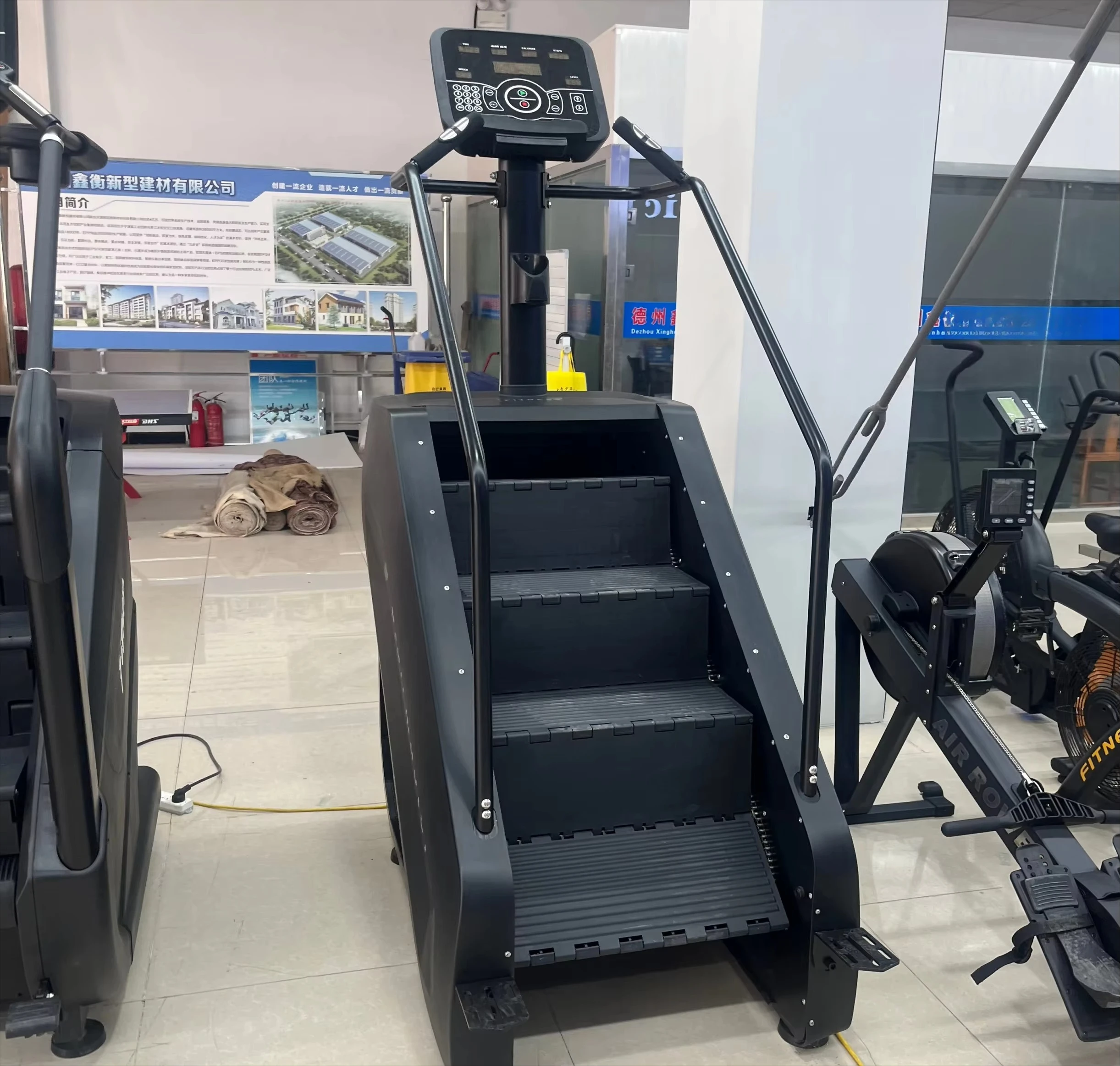 Máquina de Subir Escadas Comercial com Rastreamento de Calorias para Equipamento de Fitness Profissional em Academia 4