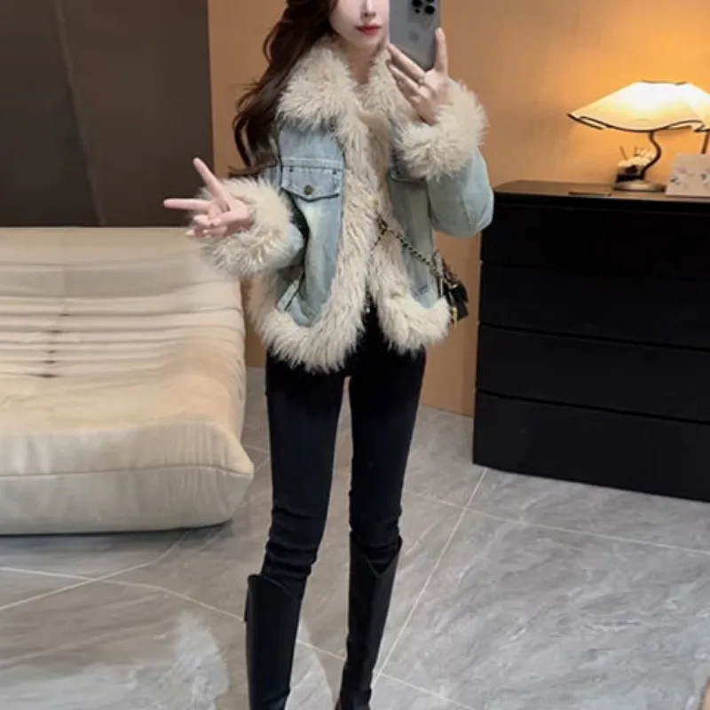 Female Retro Denim Splicing Denim Jacket Women's Winter 2025 New Loose and Thickened Fashion Temperament Short Pie To Overcome