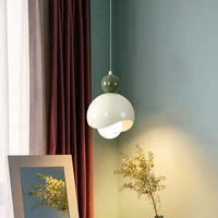 Chambre à coucher moderne de style crème avec éclairage d'ambiance longue portée dans la salle à manger. Petite lampe suspendue réglable en hauteur. 1