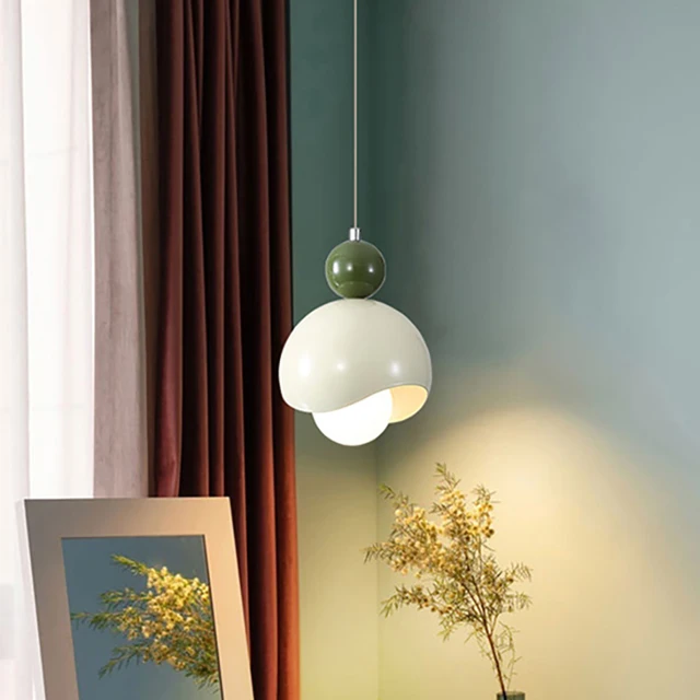 Chambre à coucher moderne de style crème avec éclairage d'ambiance longue portée dans la salle à manger. Petite lampe suspendue réglable en hauteur. 1