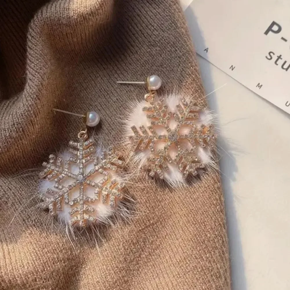 New Christmas Earring Temperament Advanced Atmosphere Suitable for Round Face Zircon Pearl Exaggerated Snowflake Earrings