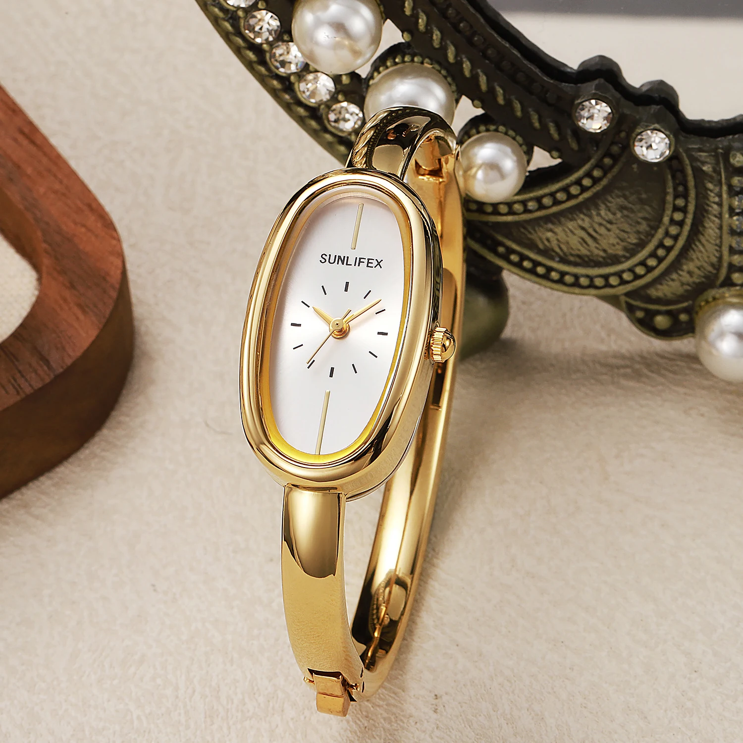 Luxury Women's Oval Dial Quartz Bracelet Watch - Elegant and Waterproof Design