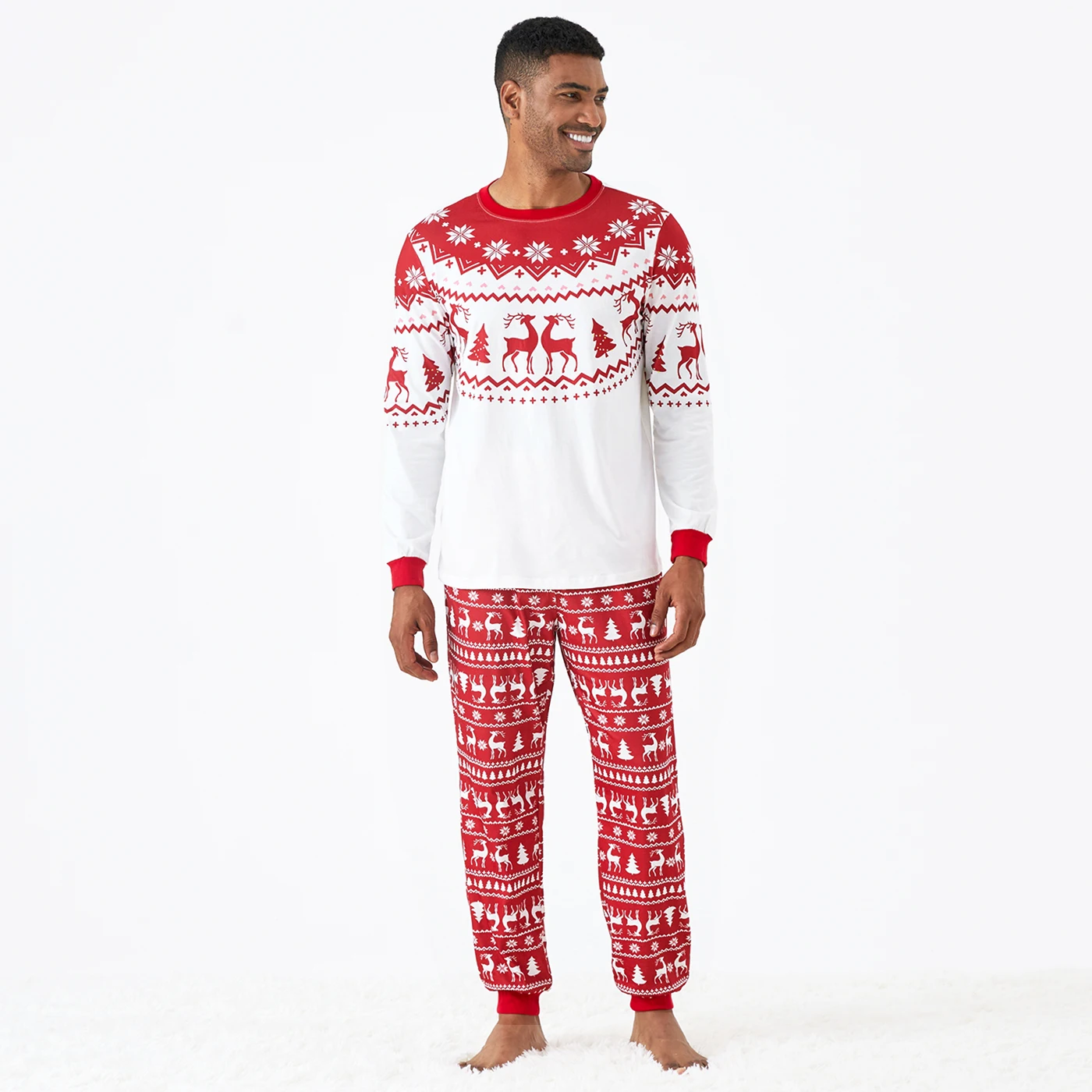 thumbnail image 4 of Conjuntos de pijamas a juego para toda la familia con estampado de renos y copos de nieve navideños de PatPat (resistentes al fuego), 4 of 5